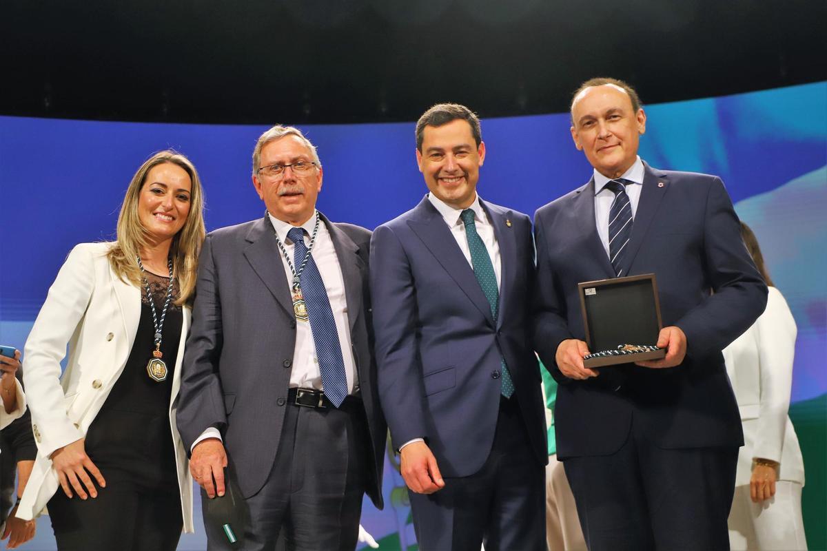 Los cordobeses, José Carlos Gómez Villamandos, Manuel Quesada y Fátima Gálvez junto a Juanma Moreno tras recibir las Medallas de Andalucía en 2022.