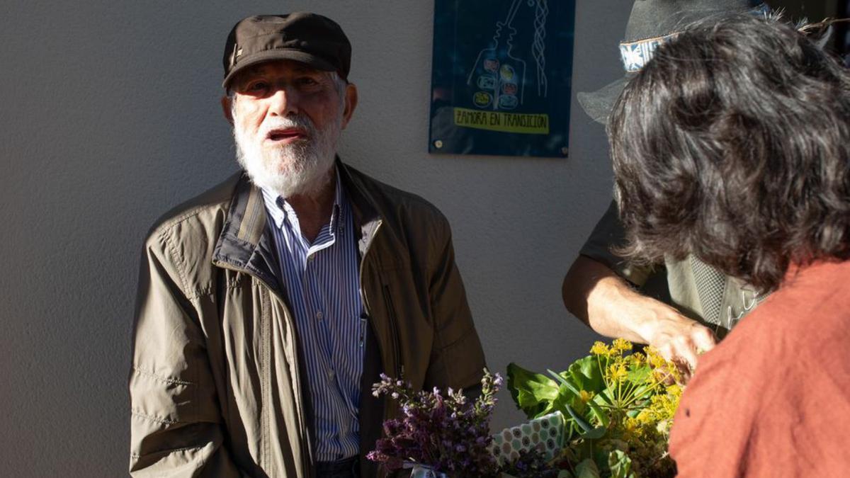 El artista zamorano, junto a la placa con su lámina. | Ana Burrieza