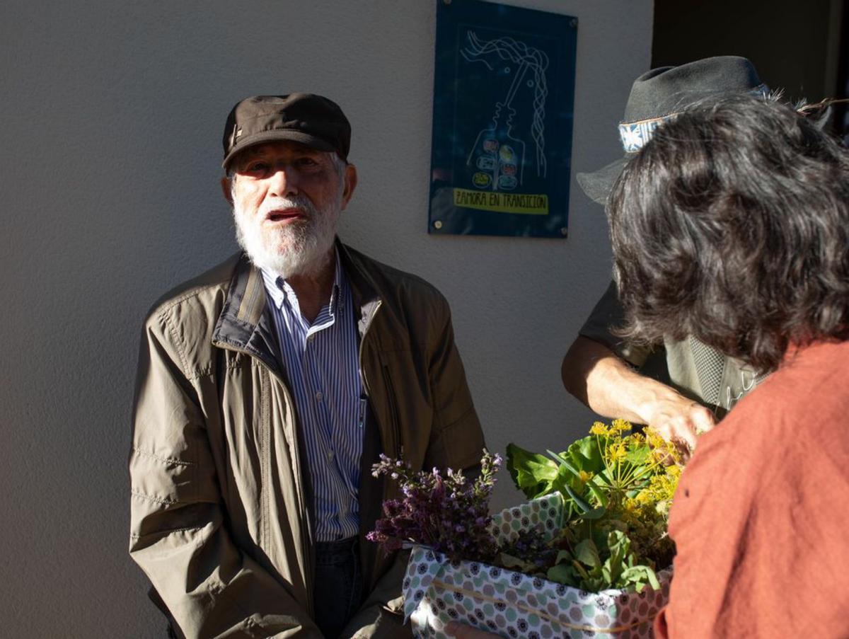 El artista zamorano, junto a la placa con su lámina. | Ana Burrieza