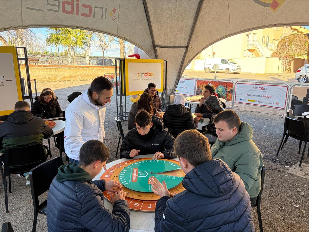 Ciberseguridad para todos y todas: el alumnado del Colegio de Educación Especial Gloria Fuertes participa en una actividad inclusiva impulsada por el Ayuntamiento de Andorra e INCIBE