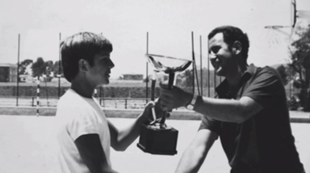 Ignacio Bertrán entrega un trofeo en los años 60, en los antiguos terrenos deportivos del Colegio San Estanislao, hoy Echeverría del Palo.