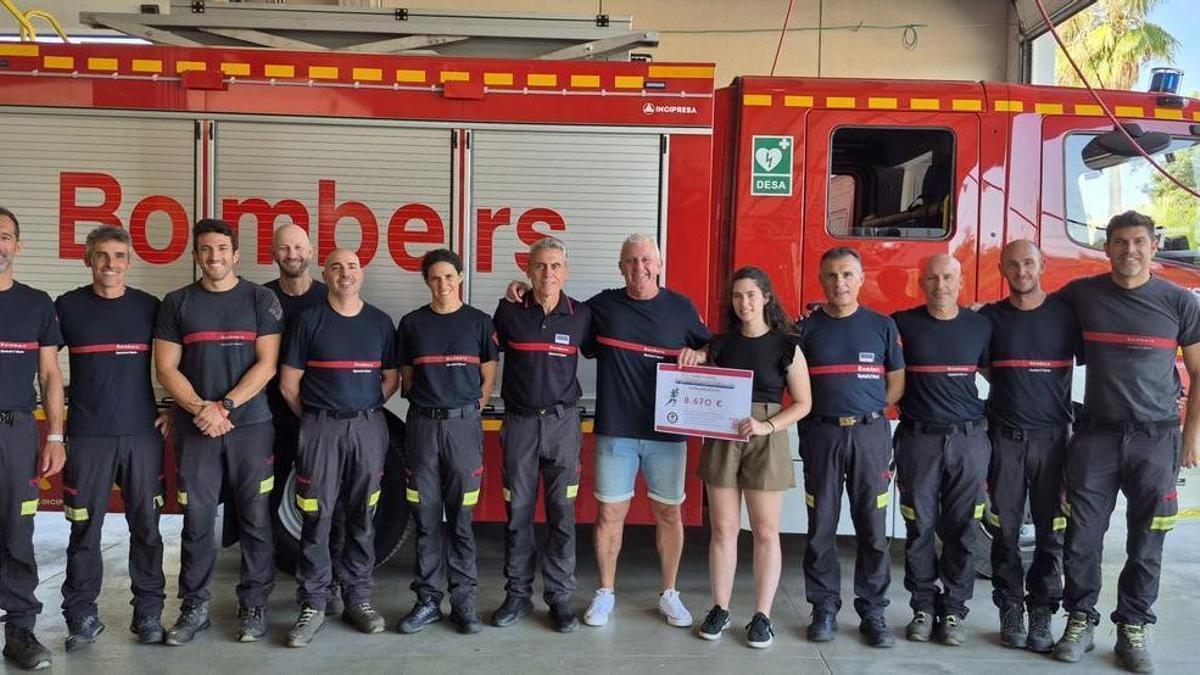 Un momento de la entrega del cheque de los bomberos a la Asociación Adela-CV.