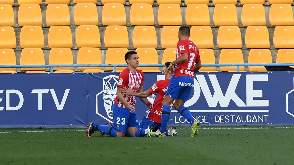 Djurdjevic, felicitado por Manu García y Aitor, tras anotar el primer gol del Sporting