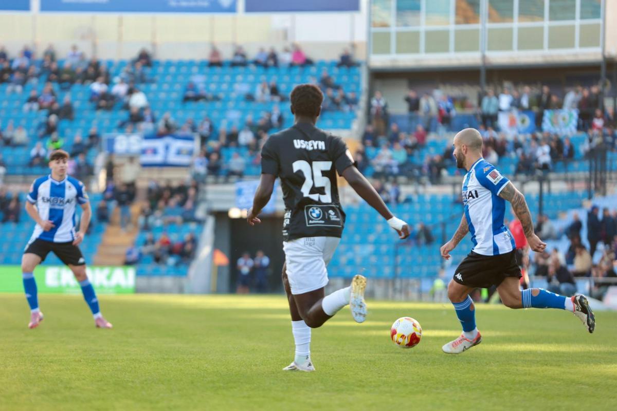 Jiménez da un pase durante el Hércules-Torremolinos.