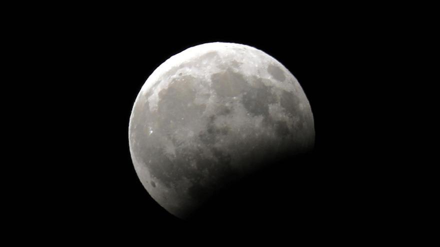 Un eclipse parcial de luna despedirá este verano, que empieza el día 20