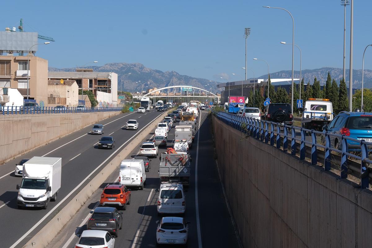 FOTOS: Monumental atasco en la Vía de Cintura de Palma por el vuelco de un coche FOTOS: Monumental atasco en la Vía de Cintura de Palma por el vuelco de un coche