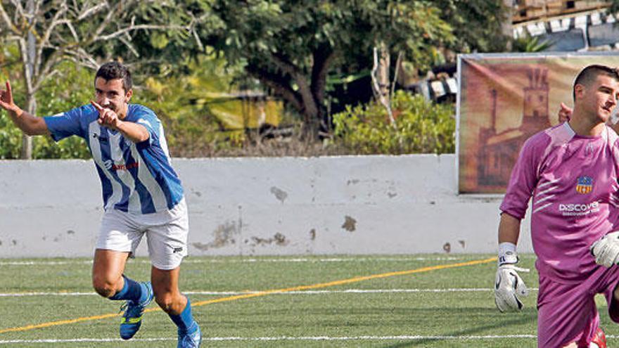 El blanquiazul Pedro Capó celebra la consecución del gol que dio el triunfo a su equipo ante el Sant Andreu ayer en Magaluf.