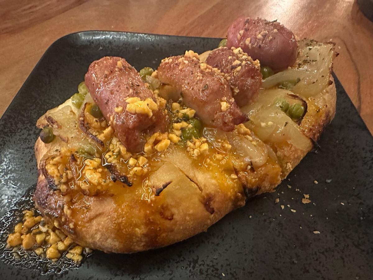 Coca de guisantes y longaniza.