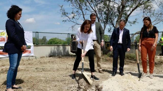 Armengol participó en la colocación de la primera piedra.