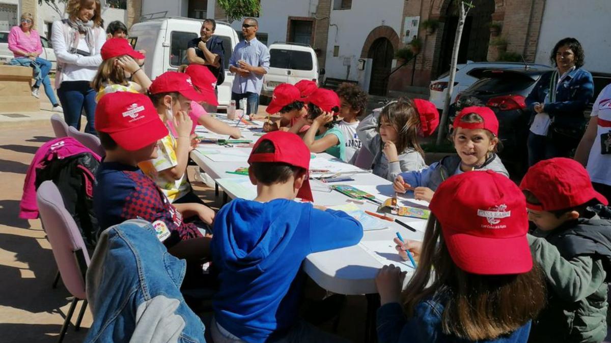 Los más pequeños elaborando sus dibujos para el concurso. | SERVICIO ESPECIAL