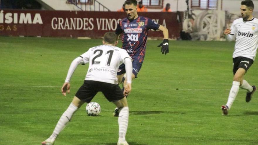 Manu Castillo encara a Manu Vallejo en un momento del partido.

22. Maxi Gómez en un