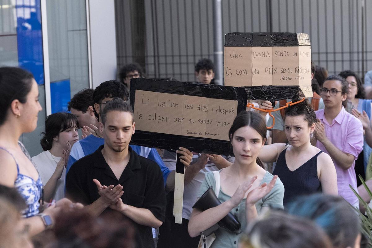Alumnos y alumnas del Conservatori del Liceu se concentran en la sede del conservatorio de Nou de la Rambla para protestar contra los abusos.