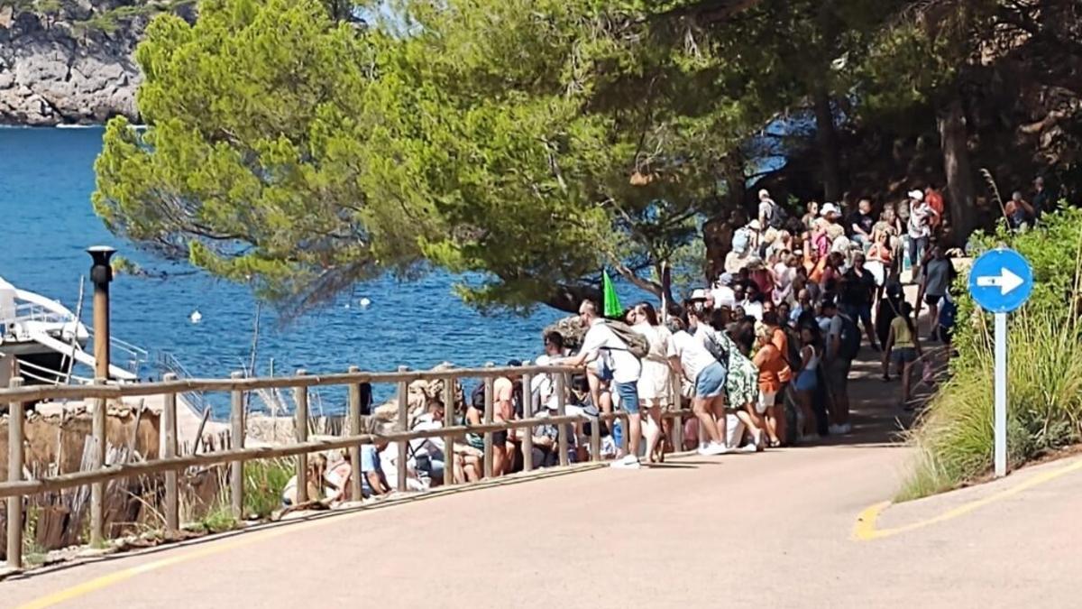 Turistas en Cala Tuent