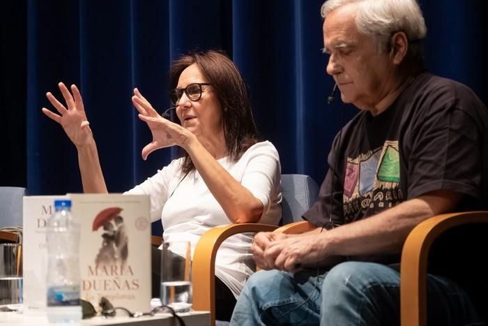 María Dueñas, con escolares en Tenerife