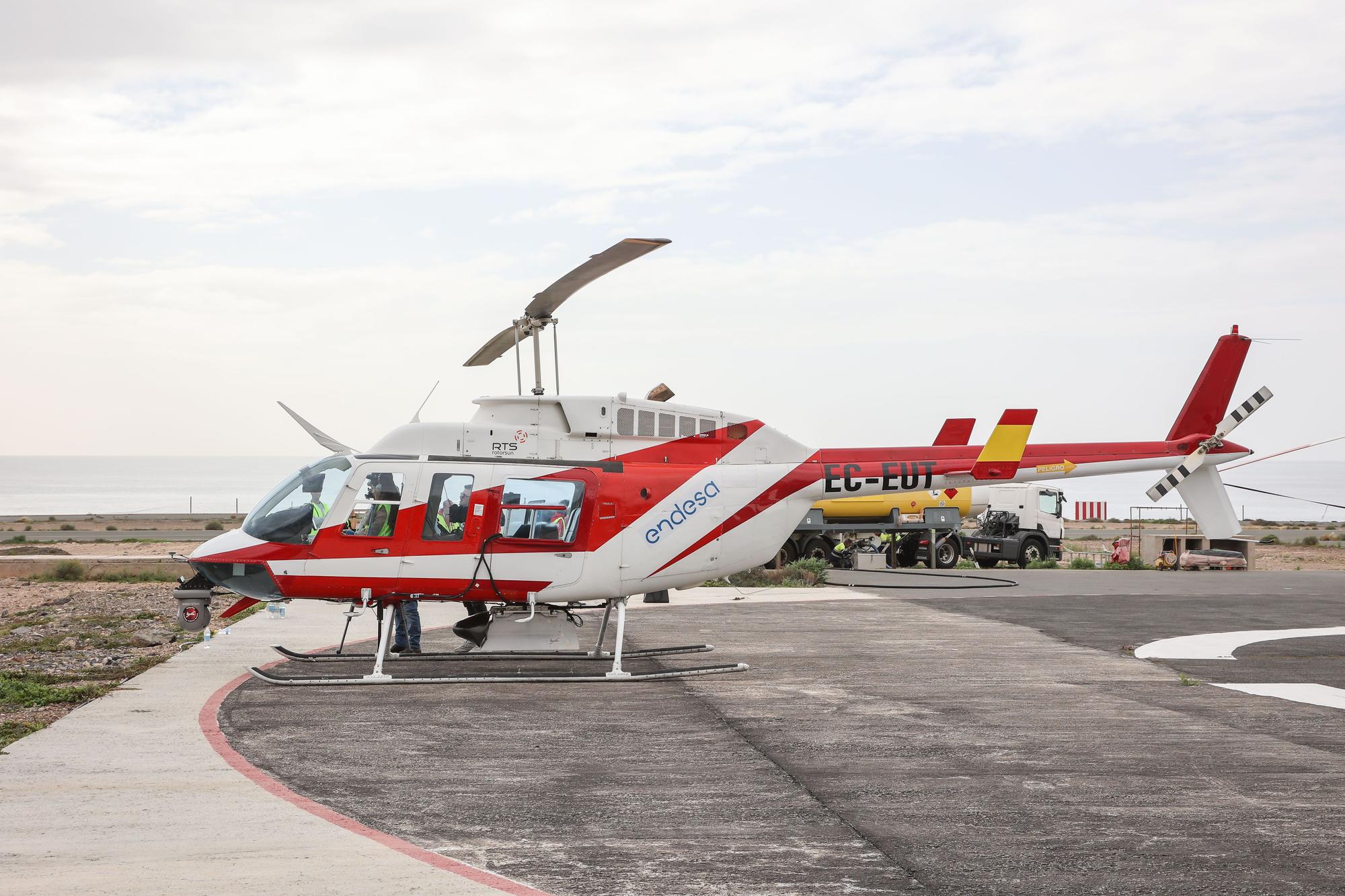Endesa rastrea con un helicóptero el tendido eléctrico en Canarias para comprobar su estado