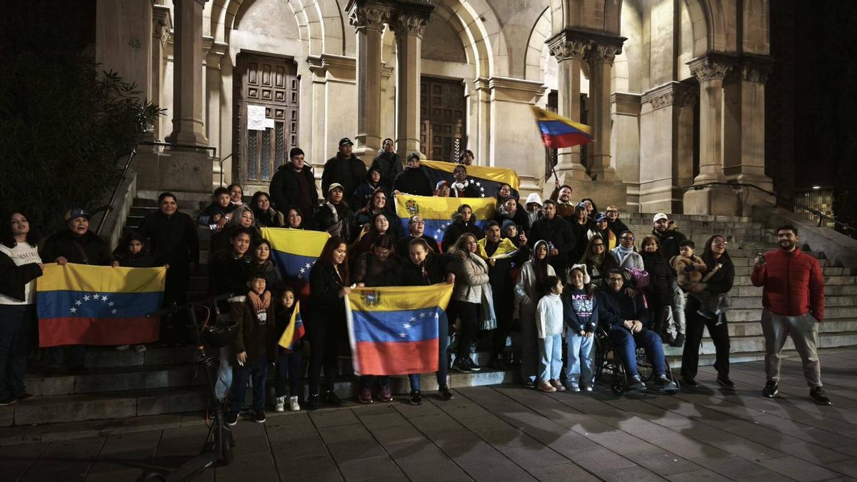 La celebració de la comunitat veneçolana a Manresa per la captura de Nicolás Maduro