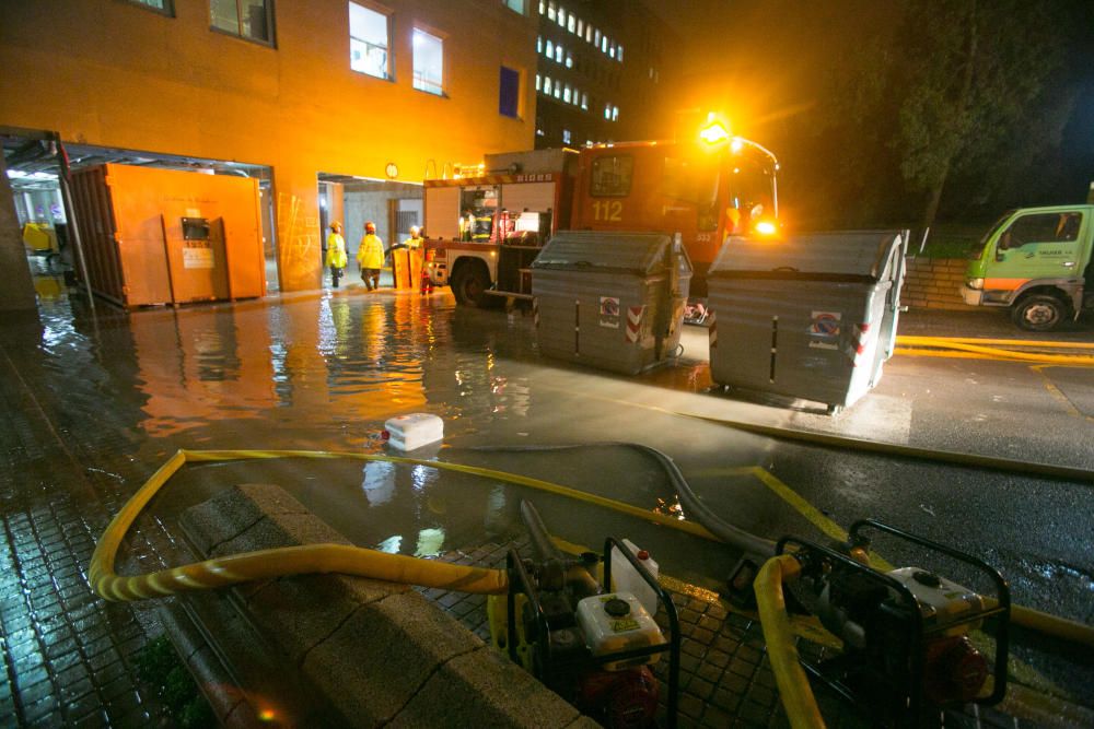 Los bomberos trabajando en el Hospital de Sant Joan