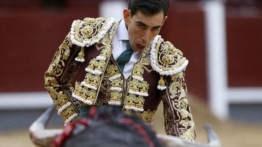 El diestro Jiménez Fortes con su primer toro, al que toreó descalzo.