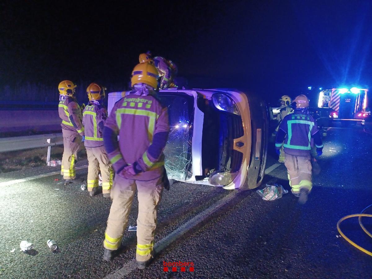 Els Bombers treballant en l'accident a Biure.