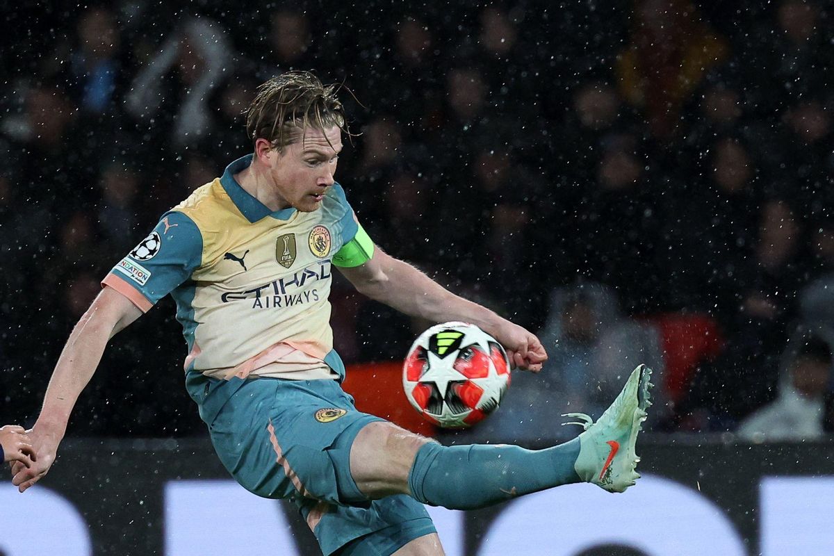 Kevin De Bruyne intenta controlar un balón bajo la lluvia torrencial de París.