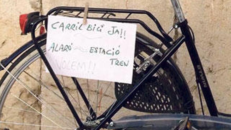 Algunas bicicletas lucen carteles reivindicativos.