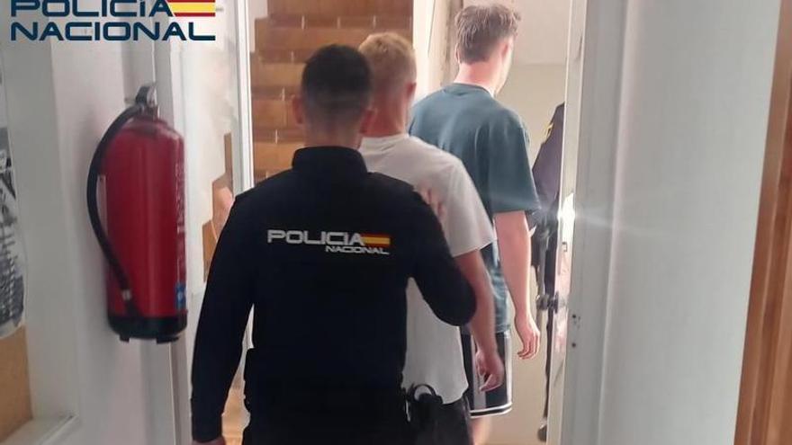 Hotelzimmer demoliert: Polizei nimmt am Flughafen Mallorca zwei deutsche Urlauber fest
