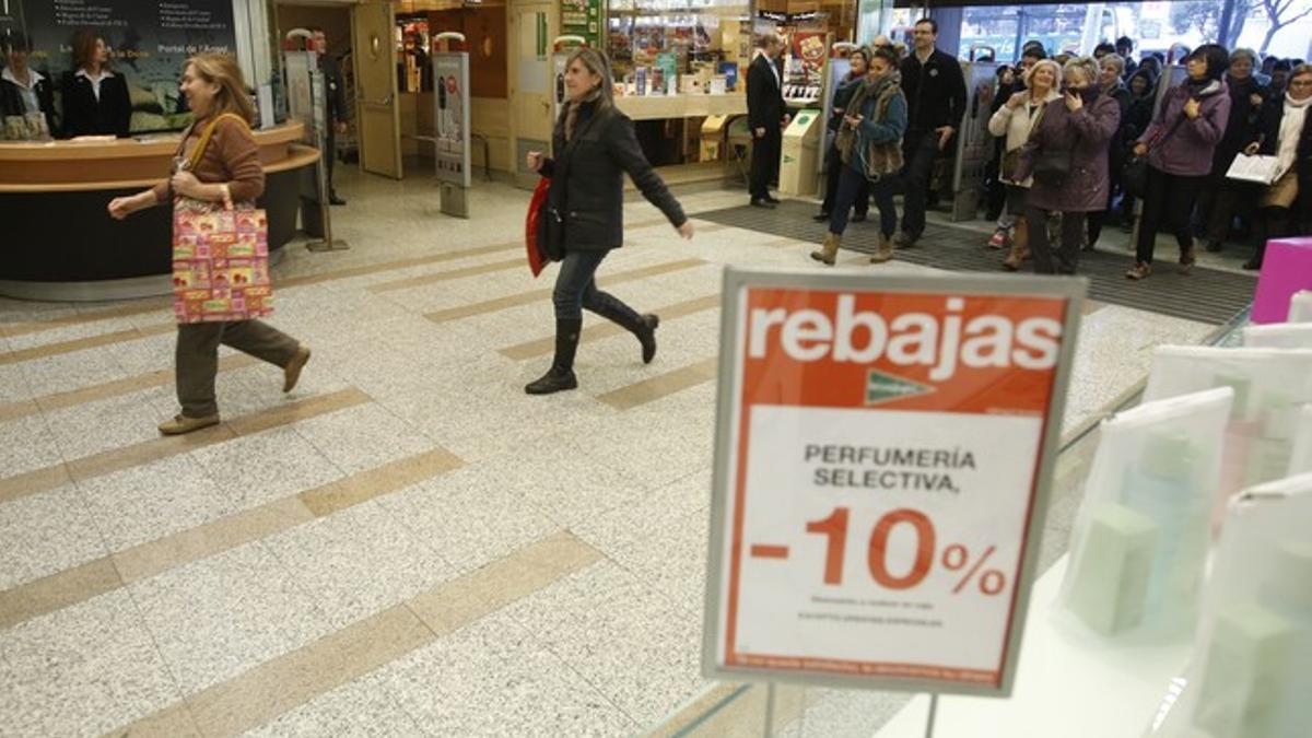 Apertura del primer día de rebajas de invierno en El Corte Inglés.