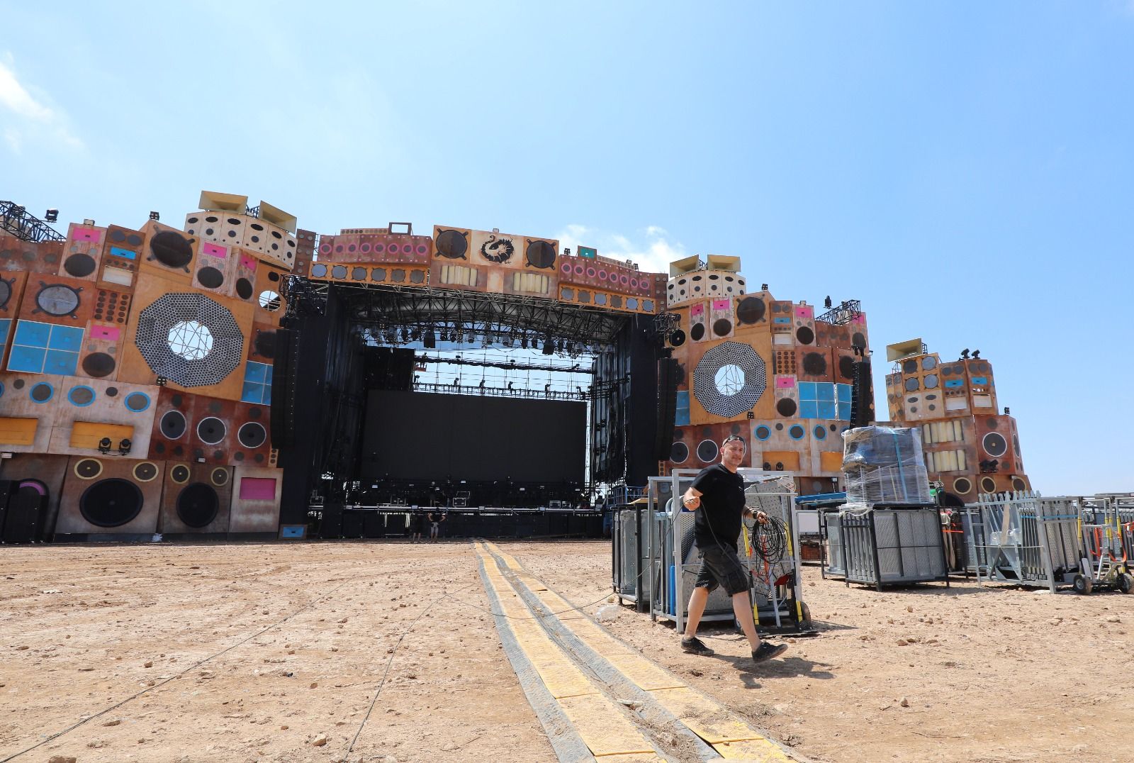 En imágenes | Montaje del escenario del Monegros Desert Festival