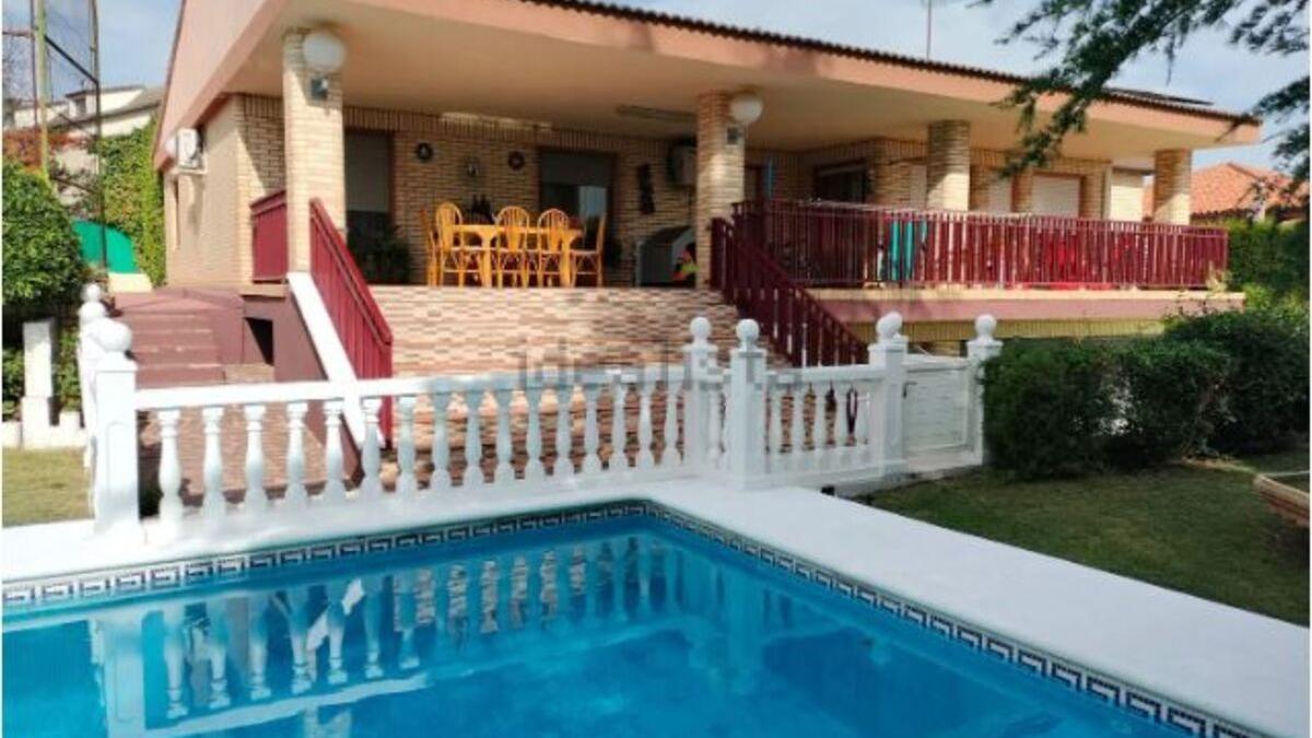 La piscina del chalet a la venta
