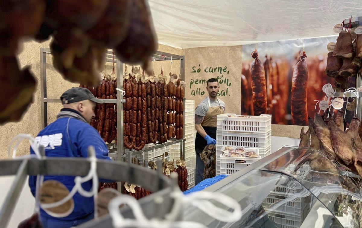 Montaje, ayer, de puestos en la carpa del Cocido, que se estrena esta mañana.
