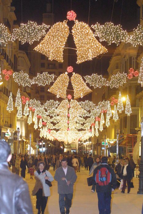 Las luces de Navidad de la calle Larios son actualmente un atractivo turístico de la ciudad por el espectáculo de luz y sonido que las acompañan desde hace ya algunos años, pero no siempre fue así...