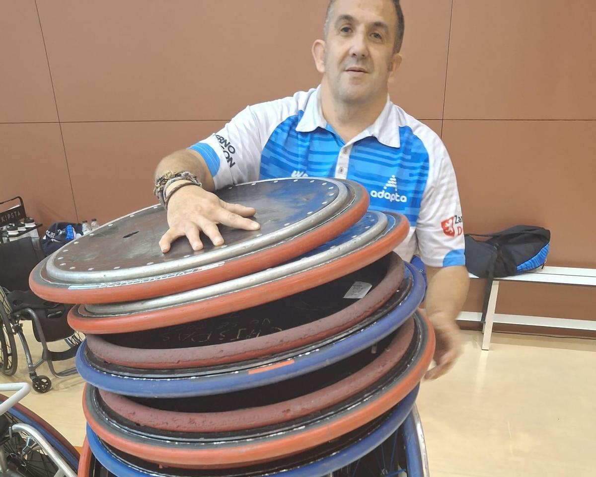 Javier 'Chispas' Sánchez con un montón de ruedas de las sillas