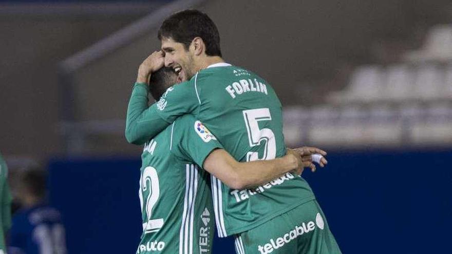 Forlín, a la derecha, se abraza con Rocha tras el primer gol del Oviedo.