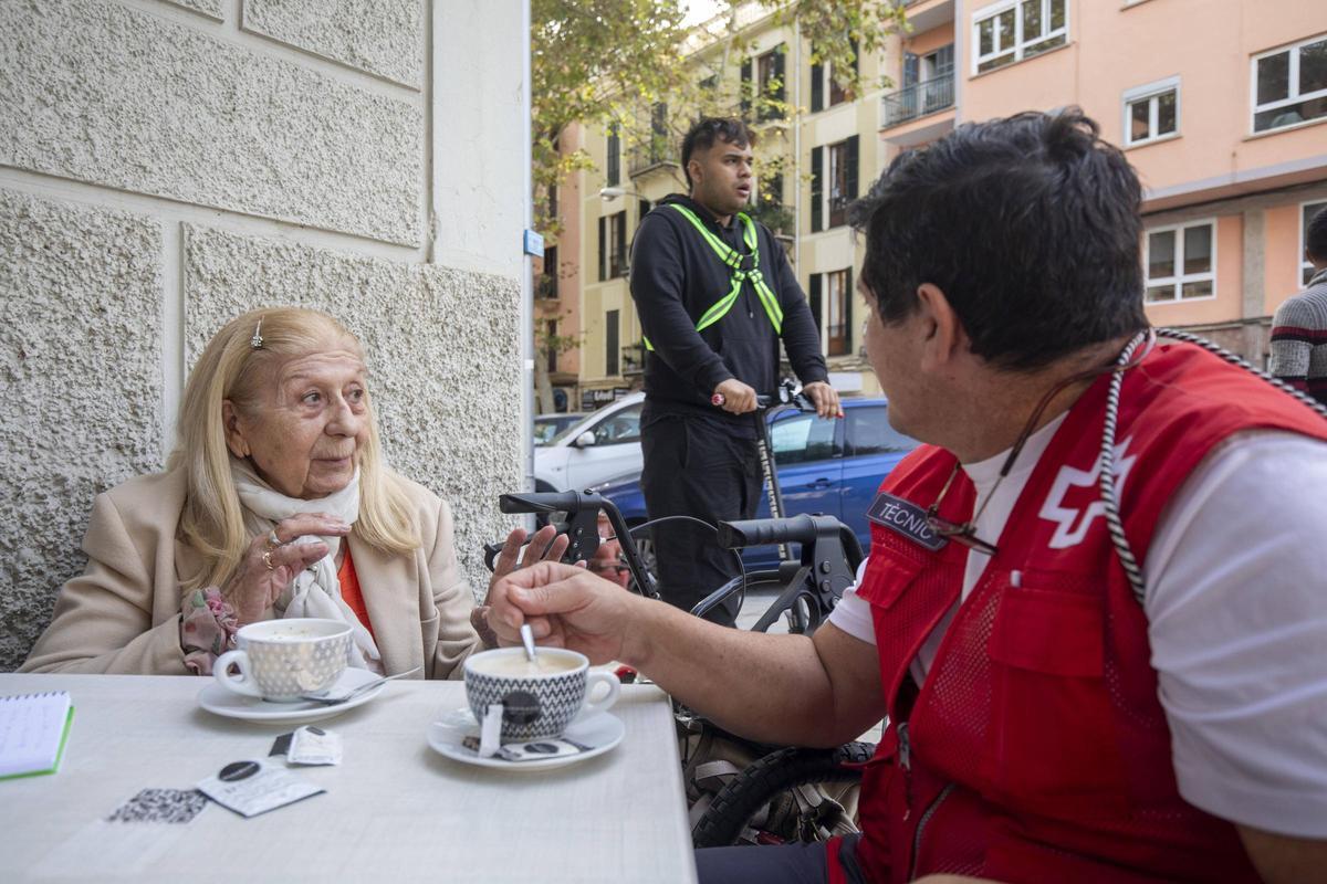 Bárbara Frau tomando un café con los voluntarios en Palma.