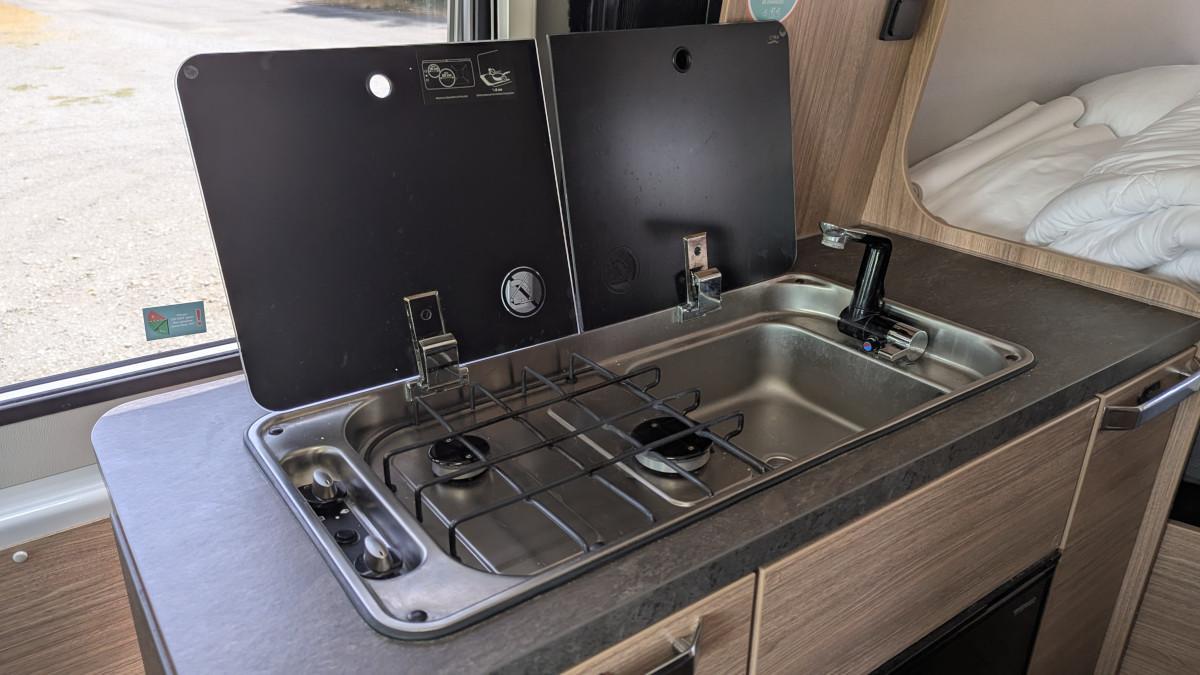 Cocina en la Weinsberg CaraBus 540 MQ de Roadsurfer