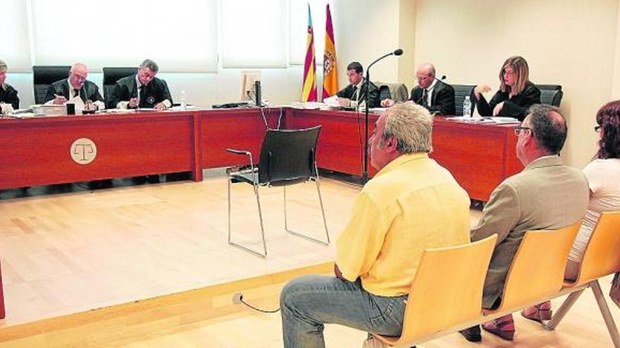 Los acusados sentados en el banquillo en la Audiencia Provincial de Alicante.