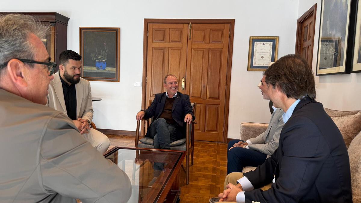 Darwin Rodríguez, segundo por la izquierda, y el presidente Sergio Rodríguez, en el centro, escuchan a los representantes de la naviera.