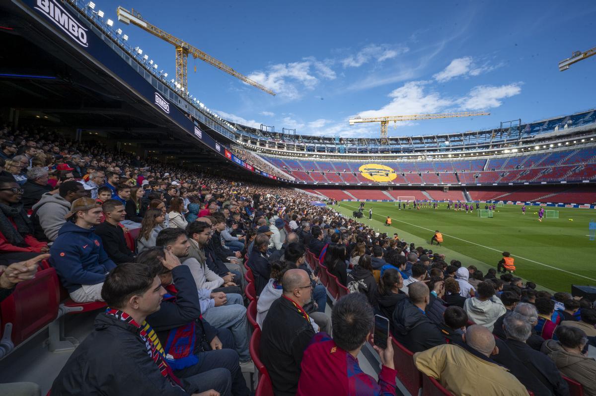 ARCHIVO. Aficionados en la tribuna y el gol sur del Spotify Camp Nou, el 7 de noviembre de 2025.