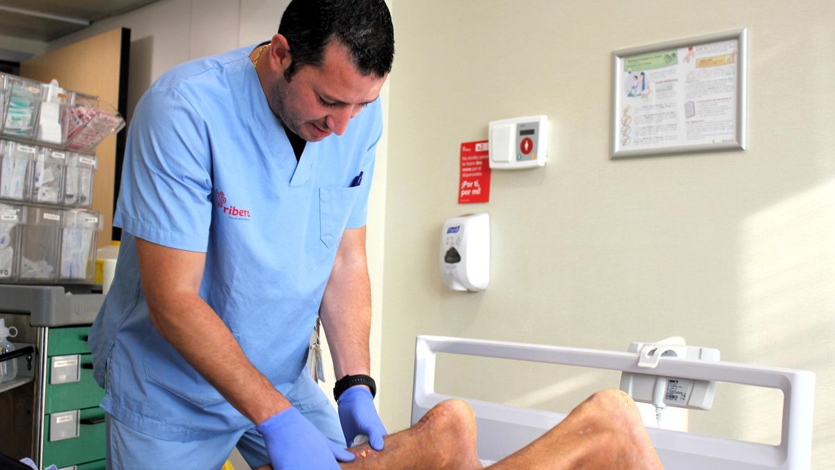 José Villalba es uno de los enfermeros impulsores de la iniciativa docente que surge en el Hospital del Vinalopó de Elche