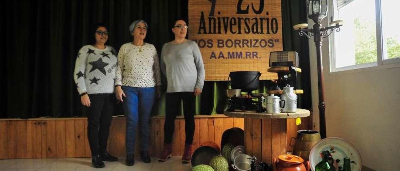 Marisol Iglesias, Maricarmen Somoza y Lucía Cardama, de las Mulleres Rurais de Cornazo. // Iñaki Abella