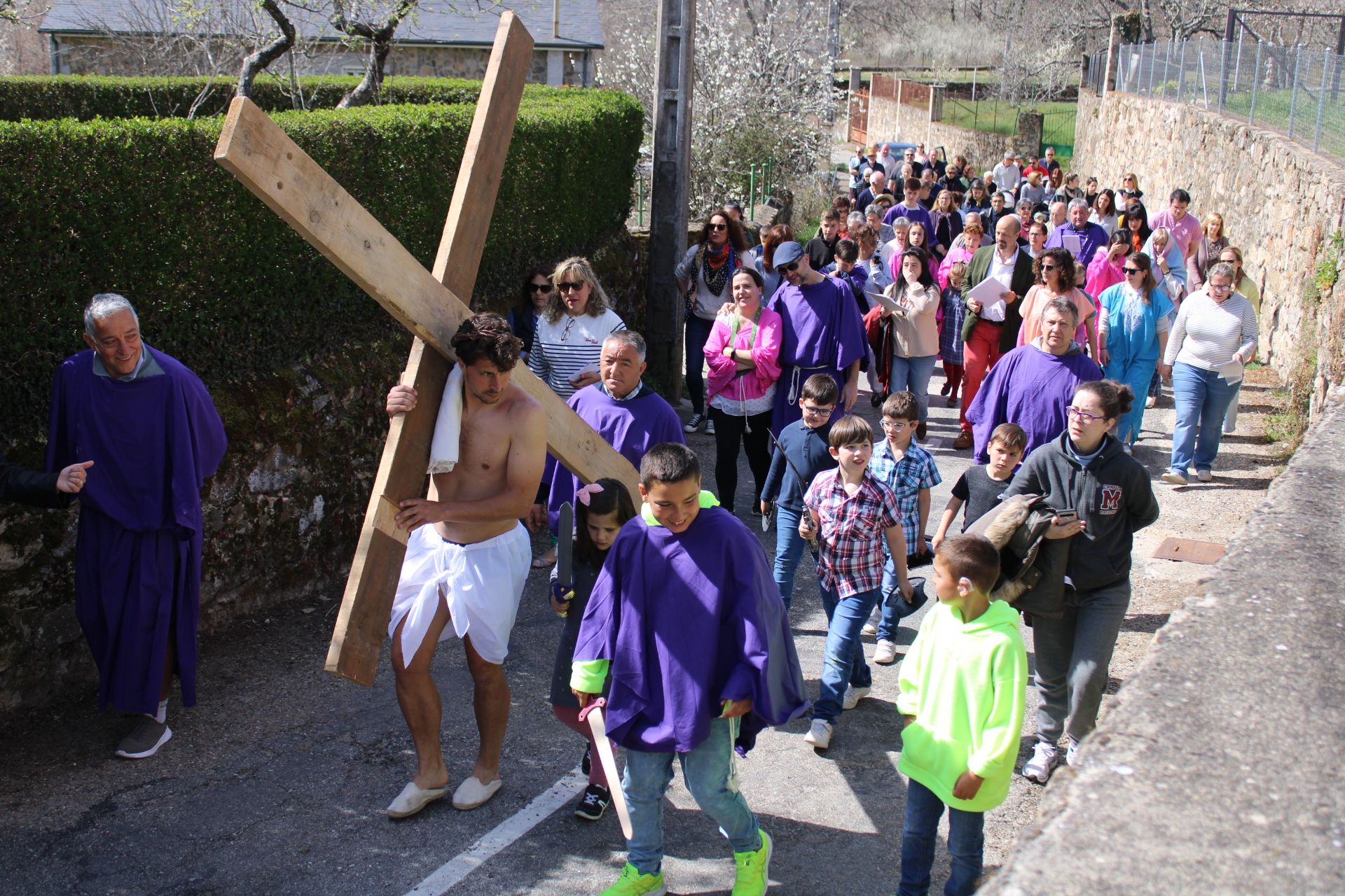 GALERÍA | La sorprendente procesión de Santa Colomba con un Cristo en carne y hueso