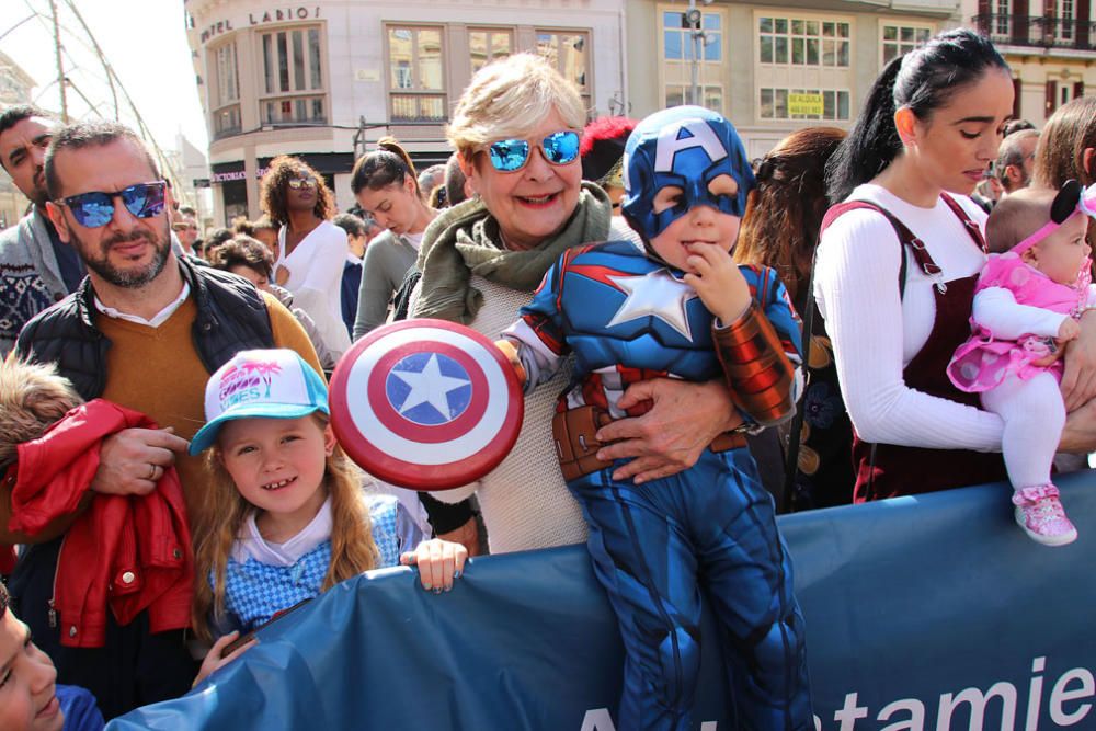 Las familias y los niños disfrazados toman las calles del centro de Málaga el primer domingo de Carnaval.