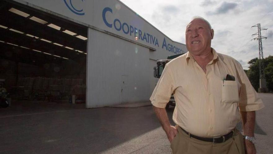 Ignacio Fernández, frente a la nave de la cooperativa.