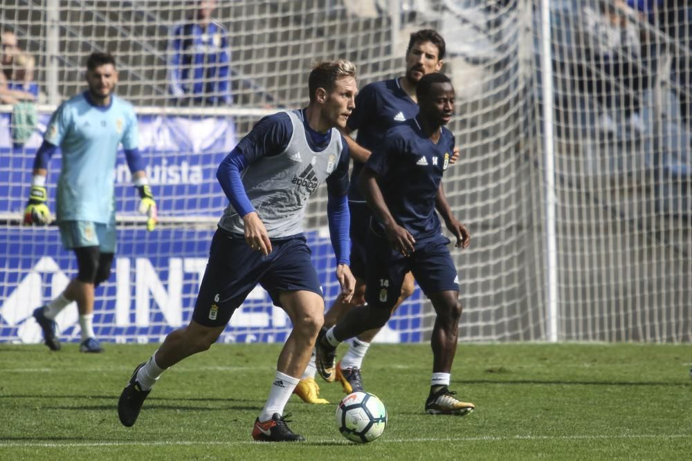 2.500 aficionados del Oviedo apoyan al equipo antes del derbi