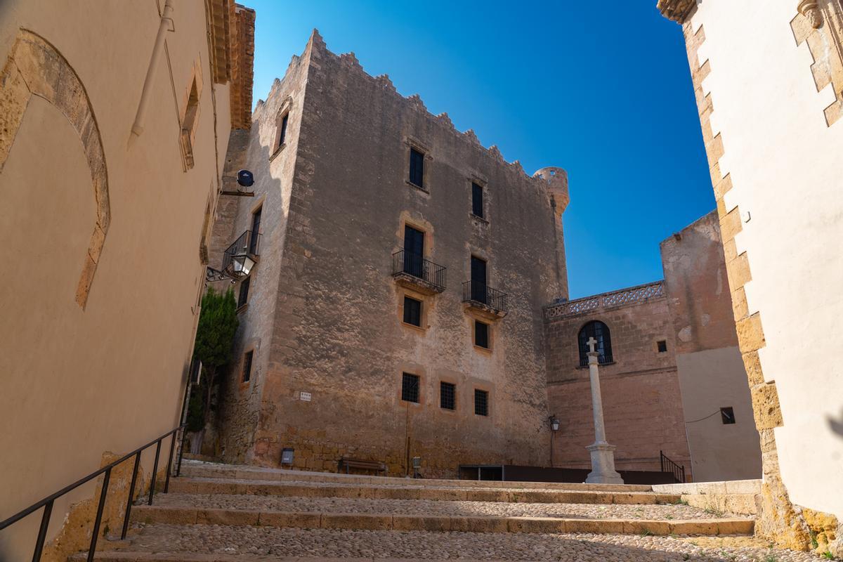 Amurallada con y castillo medieval.