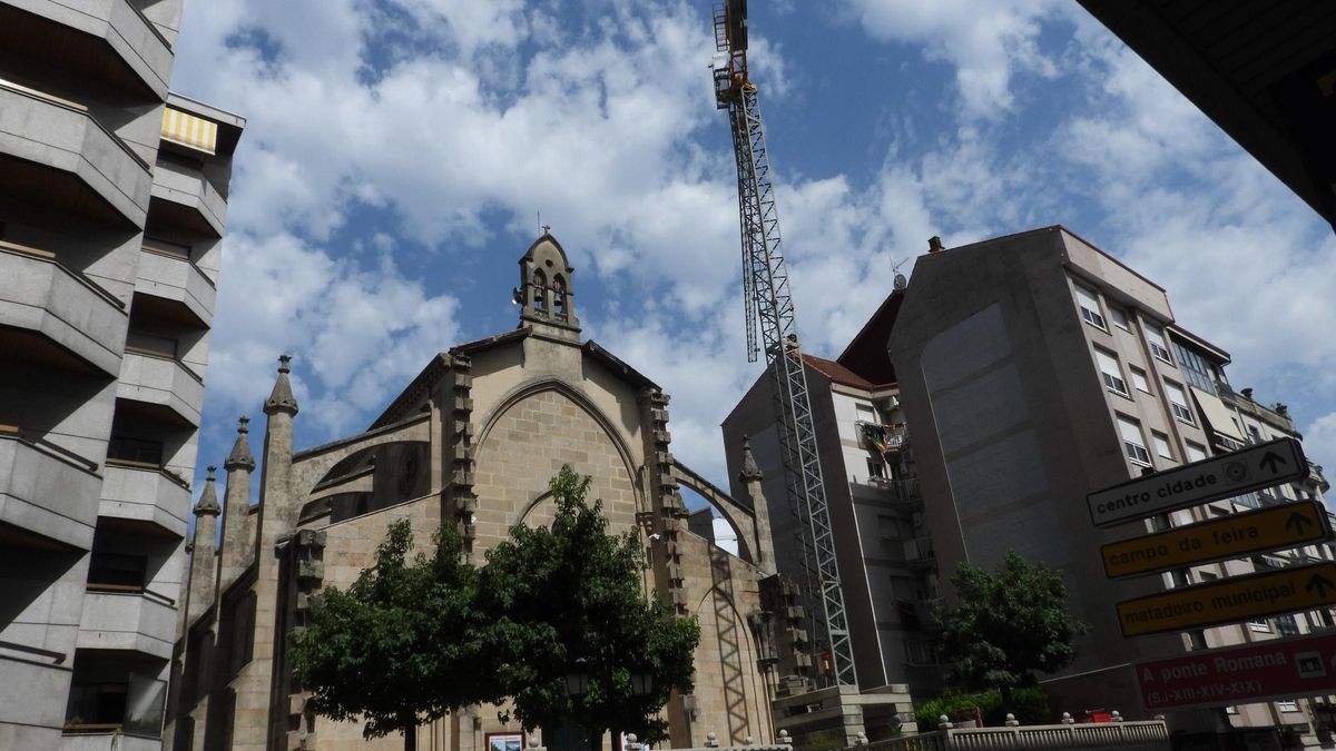 La grúa instalada para la ejecución de las obras en la iglesia de Santiago de las Caldas.