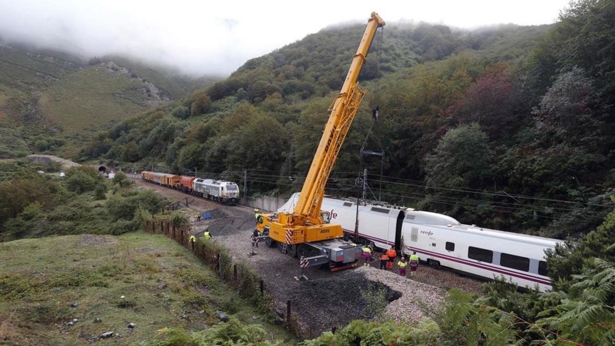 Trabajos para reestablecer el tráfico ferroviario entre León y Asturias.