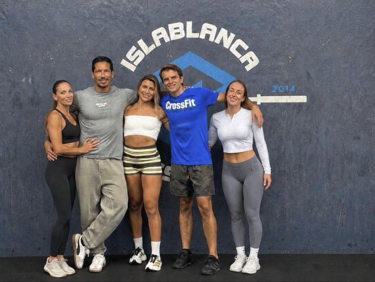 La mujer de Nicolás (Clarisse), Nico, Mariana, Emilio e Irene, del equipo de Isla Blanca. | DI