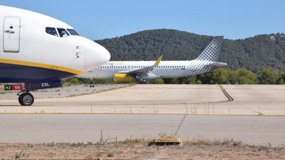 Dos aviones en la pista del aeropuerto de Ibiza.