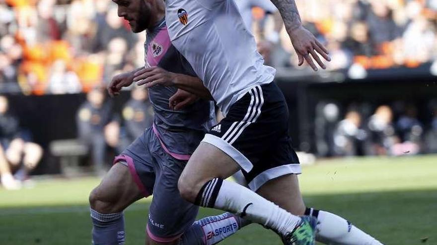 Santi Mina pelea con un jugador del Rayo. // Efe